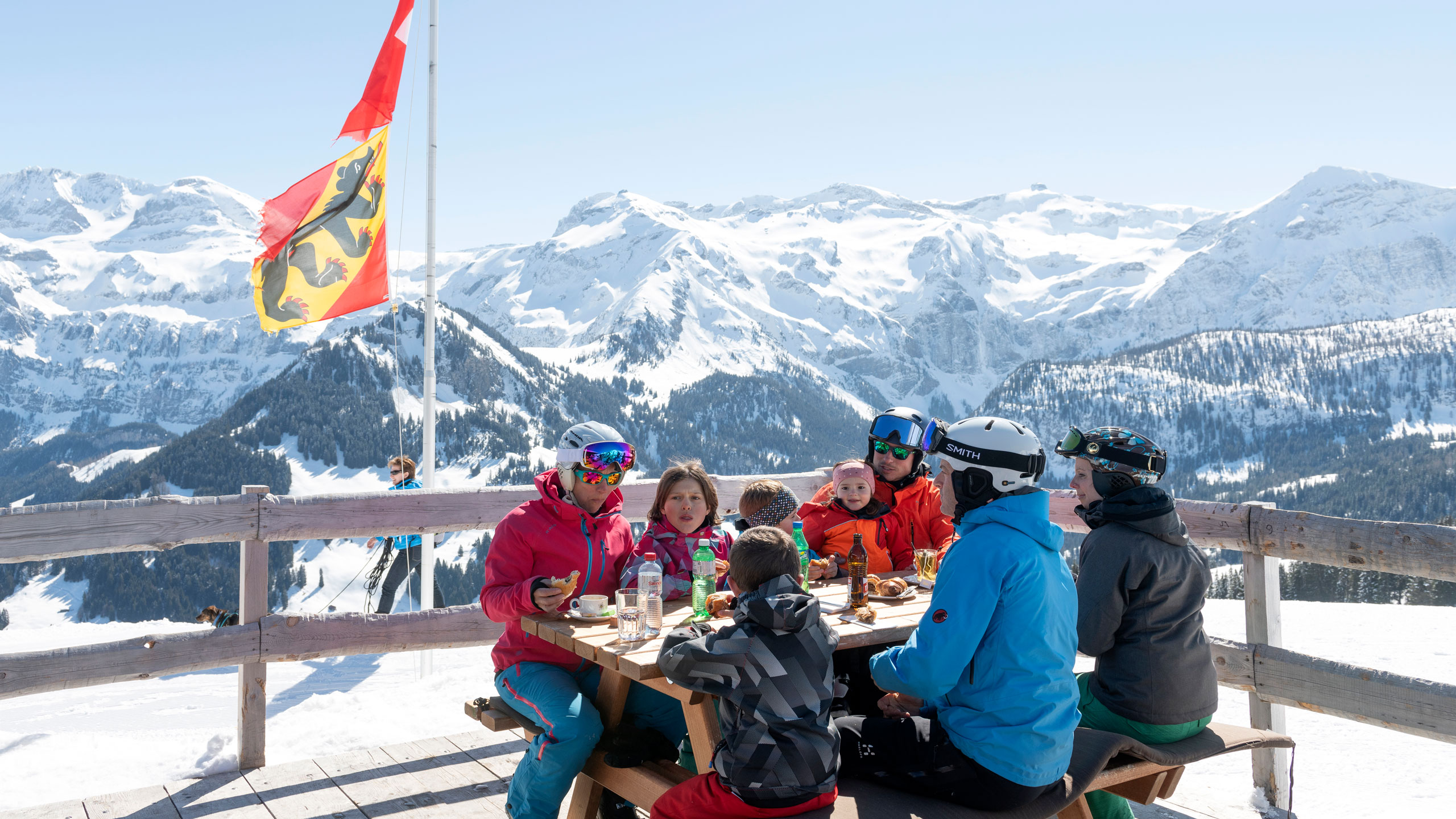 Restaurant Terrasse Hubel mit wunderbarer Aussicht auf die Bergwelt
