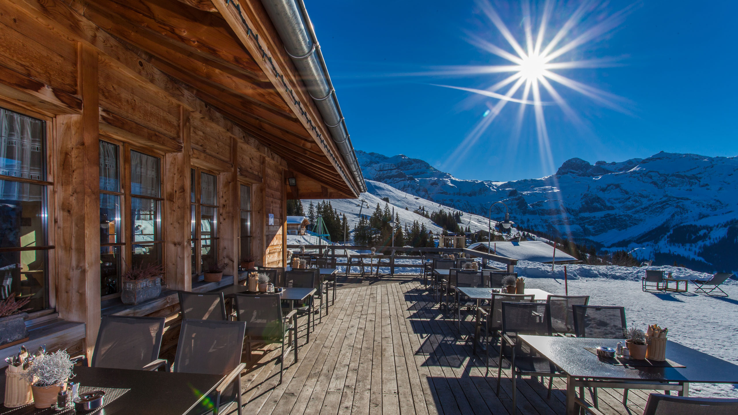 Terrasse Restaurant Bühlberg mit traumhaftem Ausblick auf die Lenker Bergwelt
